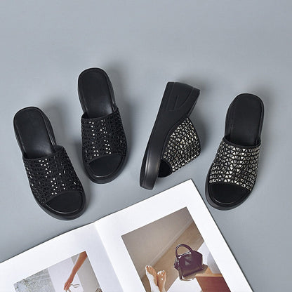 Damskie błyszczące sandały na koturnie